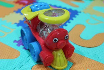 Suelo o manta de juego y juguetes de primara infancia