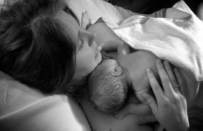 Tristeza post parto: cómo puede ayudar la pareja y la familia