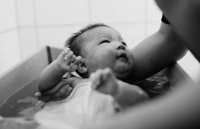 El momento del baño: rutina, contacto y estimulación